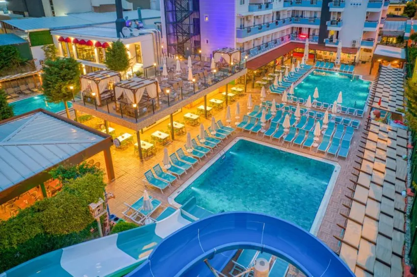 CLUB BIG BLUE SUITE HOTEL  4*-88