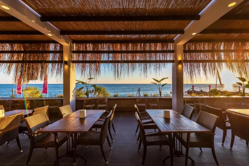 WHITE CITY BEACH (ADULTS ONLY 16+)  5*-3