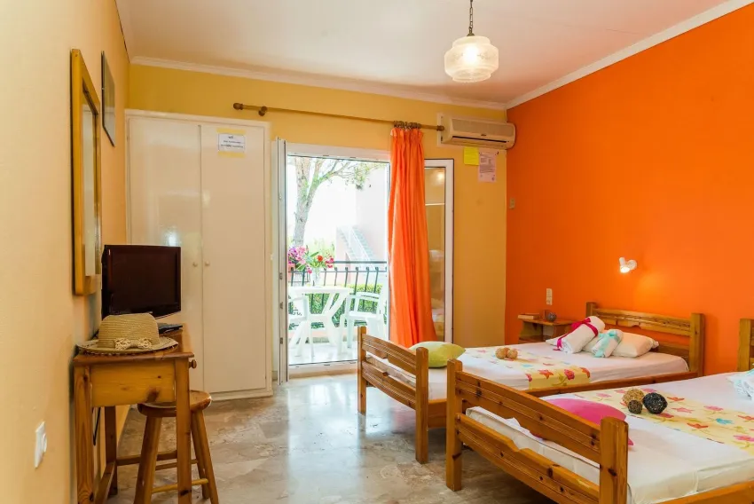 Roussas Studios and Apartments 3*-8