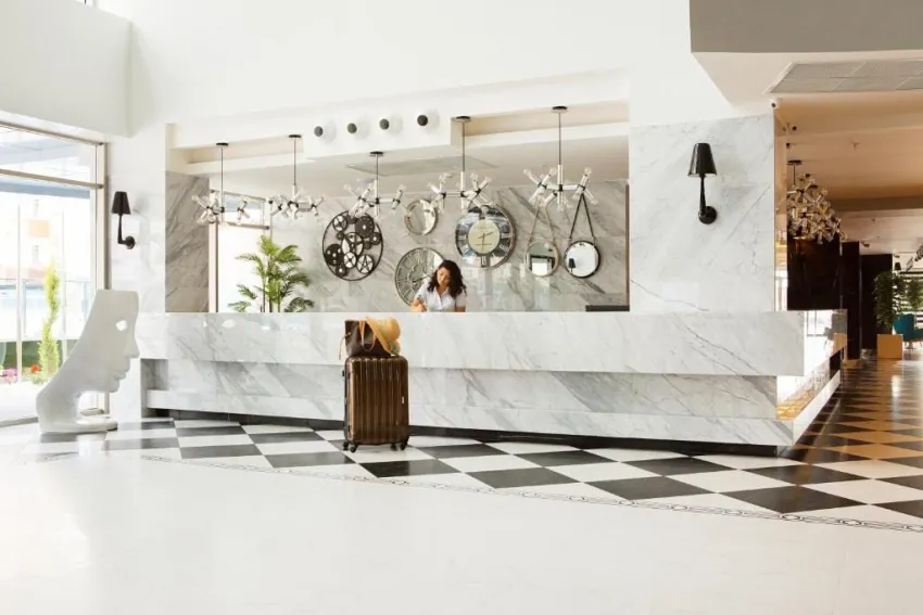 SUNPRIME C LOUNGE (ADULTS ONLY 16+)  5*-23