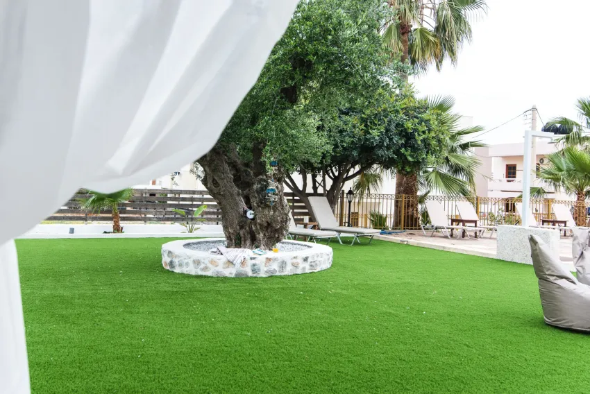 Newcastle Studios 3*-8